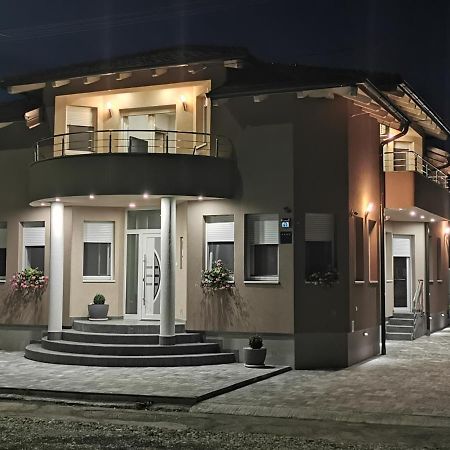 Apartman Bozur **** Satnica Dakovacka Extérieur photo
